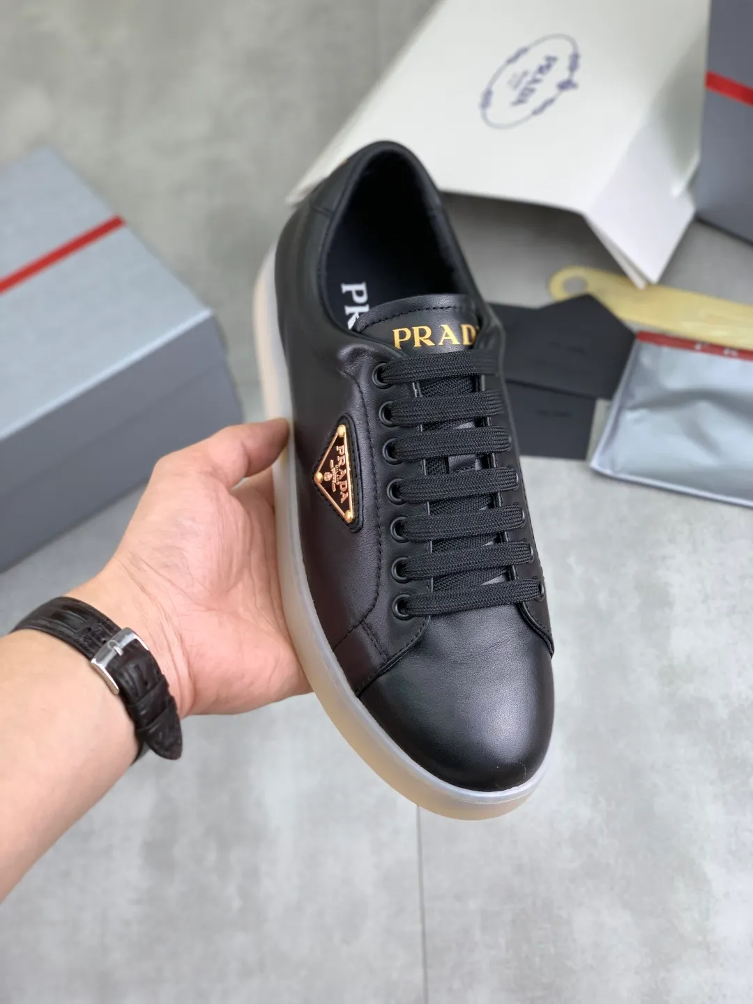 Men's shoes 💰P540💰【New model】The hot model is on the official website, 🆘 The trendy brand (Prada) mainly promotes the hot model, the avant-garde and versatile fashion men's shoes are privately modeled, the cowhide surface is spliced 1:1.. The fashion is simple, the original imported cowhide lining and the cowhide feet; the atmosphere and personality are more fashionable, eye-catching and pursuing class. It will subvert the old idea and be a must-have for fashion trendsetters with you! Must keep it for yourself! Tall and comfortable, large and low, high-end quality workmanship. Size: 38-45; 3️⃣colors available.
